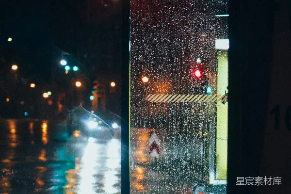 高清摄影 夜晚的城市街道上有一盏红色的交通灯