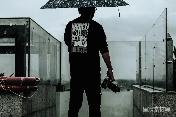 高清摄影 一个男子站在雨中撑着伞