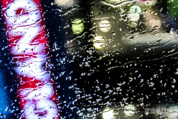 高清摄影 一张窗户的特写镜头，上面有雨滴