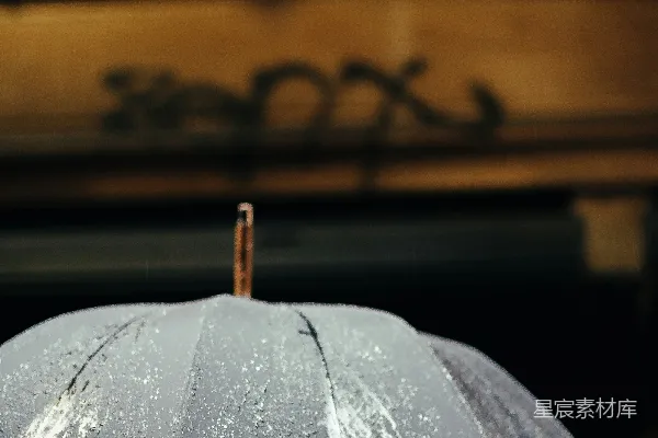 高清摄影 打开黑色雨伞于建筑之间