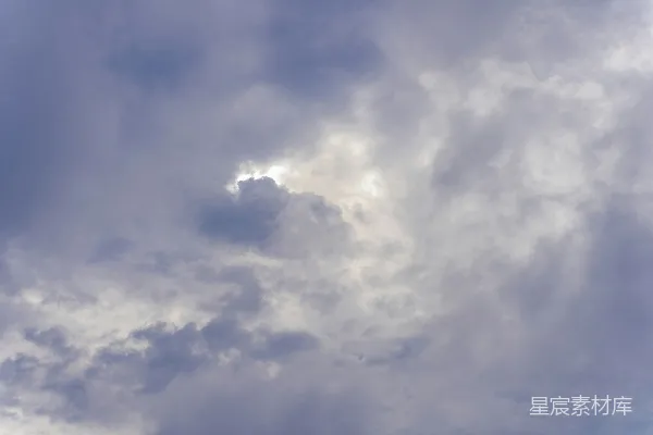 高清摄影 一架飞机穿行于云层间的蔚蓝天空中