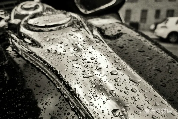 高清摄影 一张黑白照片中的淋雨摩托车