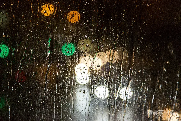 高清摄影 夜间雨滴遮挡彩色灯光。