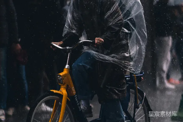 高清摄影 雨中骑车的男人