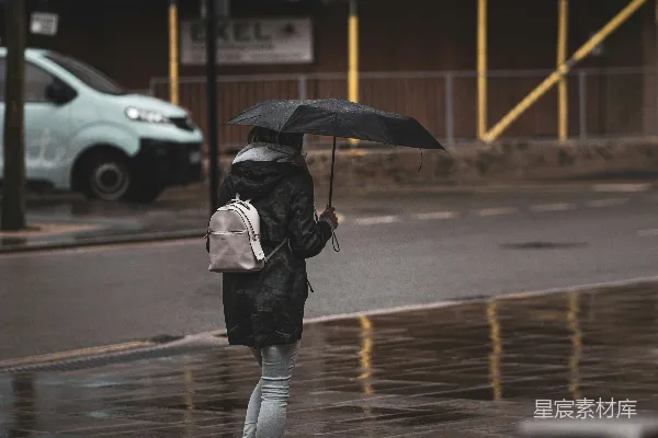 高清摄影 黑色夹克和黑色长裤的人手持雨伞在白天走在人行道上