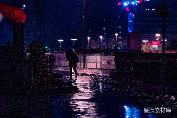 高清摄影 黑色夹克的男人在夜间的步行道上走着