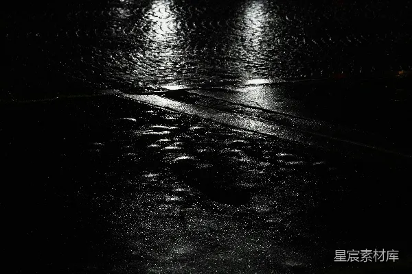 高清摄影 夜晚沥青路面反光的街灯