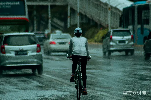 高清摄影 白衬衫男子在白天骑自行车在路上骑行