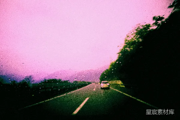高清摄影 一辆车沿着旁边郁郁葱葱的森林的道路行驶。