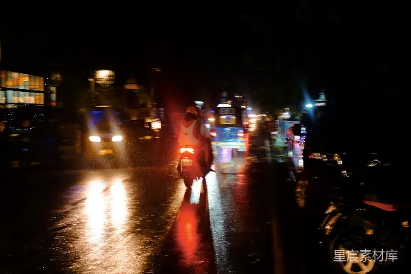 高清摄影 夜间湿滑反光的道路交通。