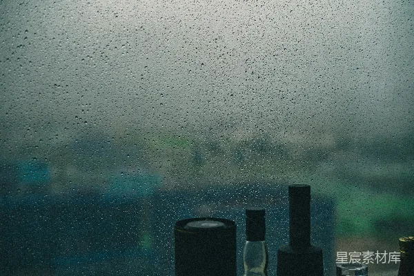 高清摄影 几瓶酒放在窗台上面