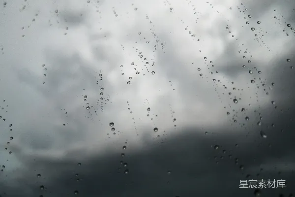 高清摄影 很多雨滴在玻璃窗上