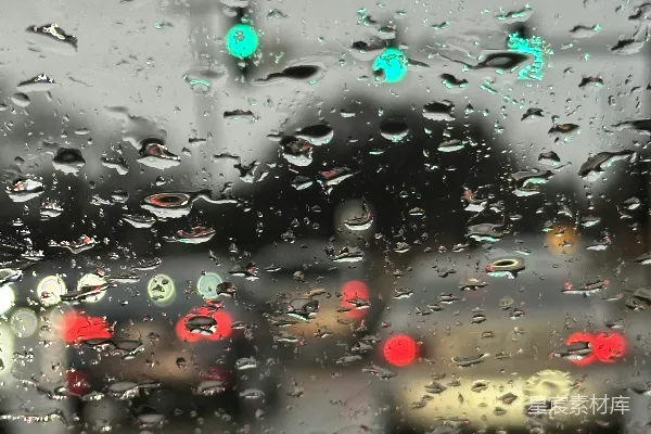 高清摄影 透过蒙上雨水的窗户看去的一番景象