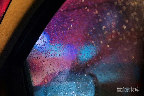 高清摄影 黑色边框的玻璃窗上有水珠