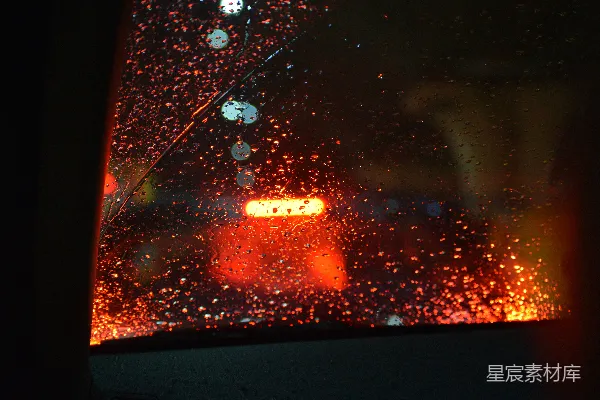 高清摄影 透过蒙上雨水的窗户看一条街道的景象