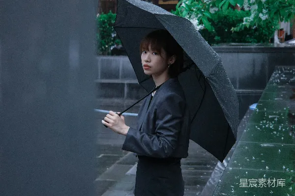 高清摄影 一位女子站在雨中撑着伞