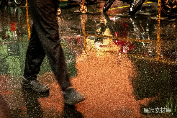 高清摄影 湿地上行走的人影 reflections