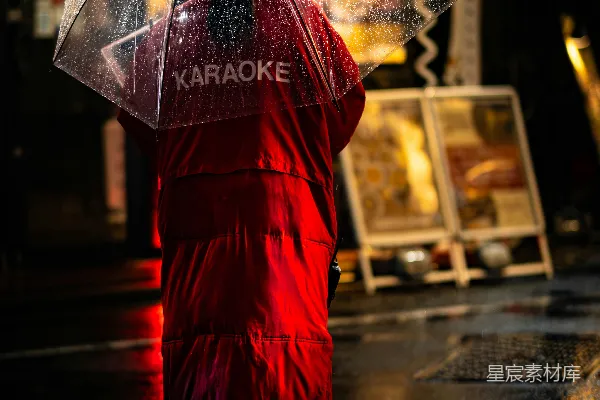 高清摄影 红衣人在雨夜中撑伞