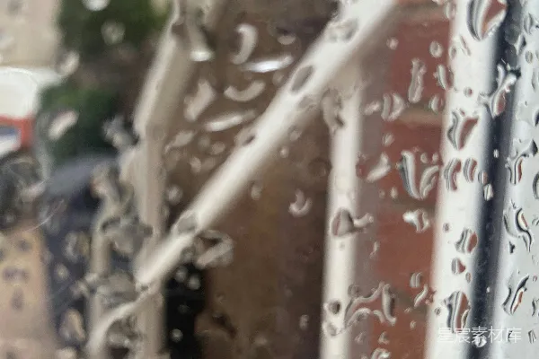 高清摄影 透过蒙上雨水的窗户看去的一幢建筑的景象