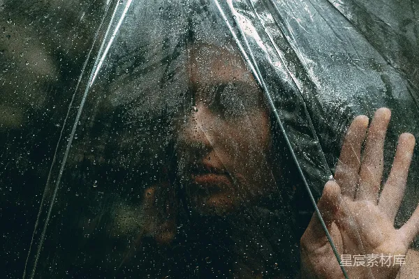 高清摄影 伞下的女人触摸着雨。