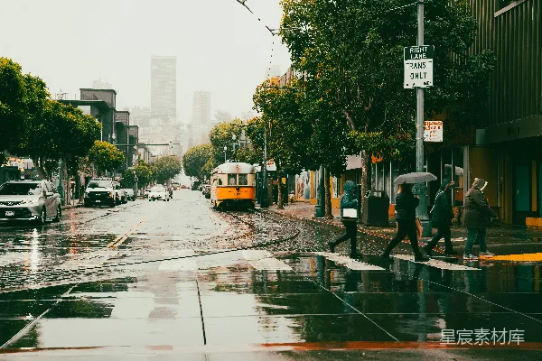 高清摄影 雨中的城市里有人在街上穿越。