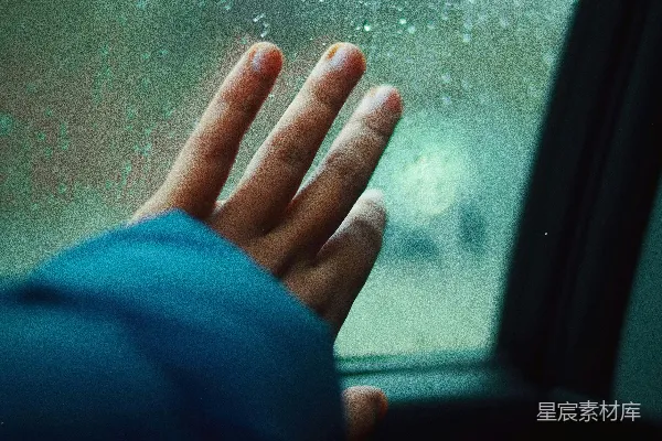 高清摄影 手触碰着蒙雨的窗 Pane of the rainy window is touched by hand.