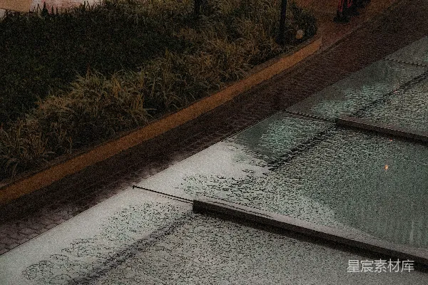 高清摄影 现代建筑阶梯上倾泻而下的水流。