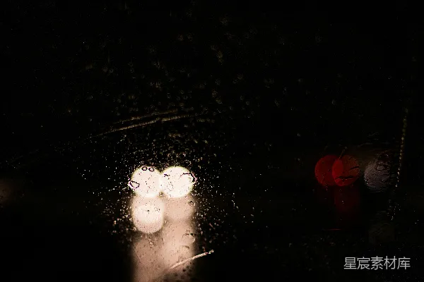 高清摄影 汽车挡风玻璃上有一些雨滴。