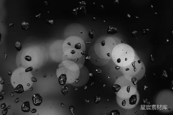 高清摄影 一幅黑白照片中的雨滴落在窗户上