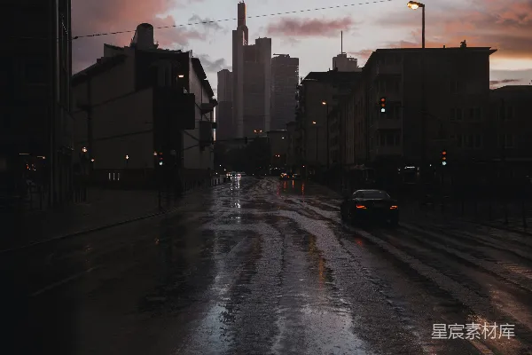 高清摄影 夜晚的城市街道，地面有雨水