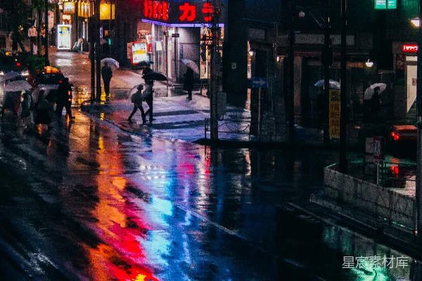 高清摄影 夜晚街道上的人们行走
