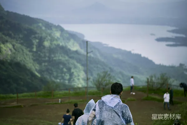高清摄影 几人正在草地上行走