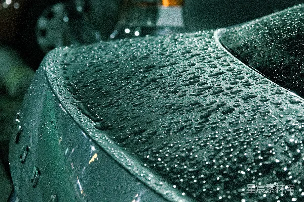 高清摄影 夜间车尾部的雨滴