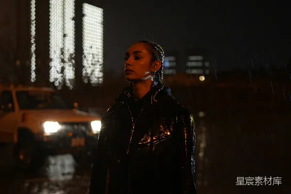 高清摄影 夜幕下妇女站在雨中。