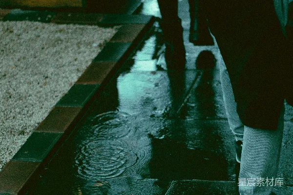 高清摄影 几个人在雨中走在街上