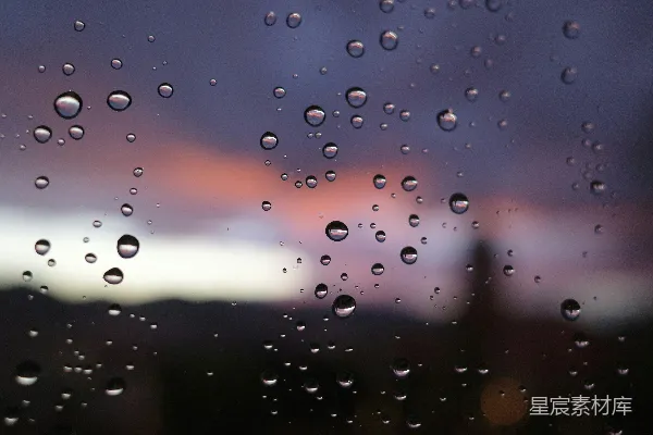 高清摄影 窗外夕阳映衬下的雨滴 Drops on a window with a sunset in the background.