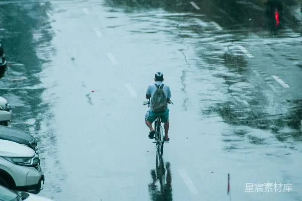 高清摄影 黑色夹克的男人在雪覆盖的道路上骑自行车的白天场景