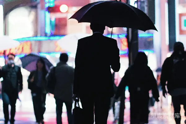 高清摄影 一个男子走在街上拿着伞