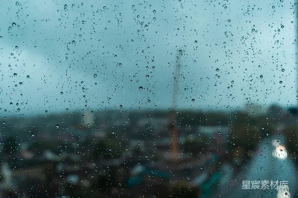 高清摄影 透过蒙雨的窗户看城市的一景