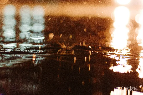 高清摄影 夜幕下水泥路上的雨滴