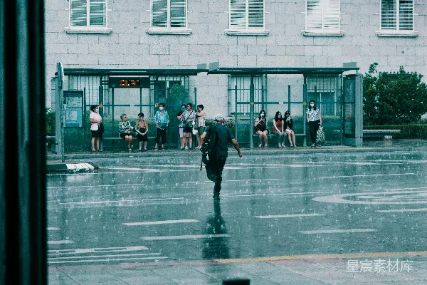 高清摄影 一群人走在街道上
