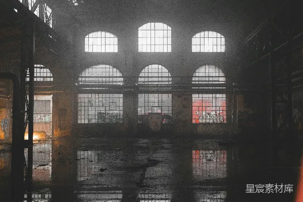 高清摄影 有大量窗户的火车站，雨纷纷。