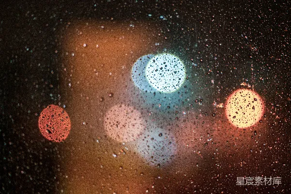 高清摄影 窗外有交通灯的窗户上滴着雨drops。