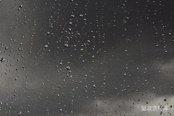 高清摄影 窗外乌云密布，雨滴落在窗户上。