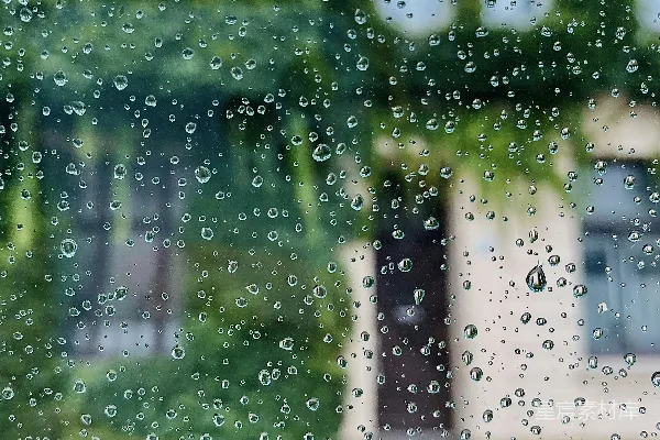 高清摄影 背景中有房子的窗户上滴着雨drops