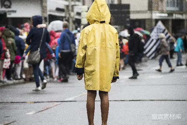 高清摄影 黄色风衣的女人在白天街道上行走