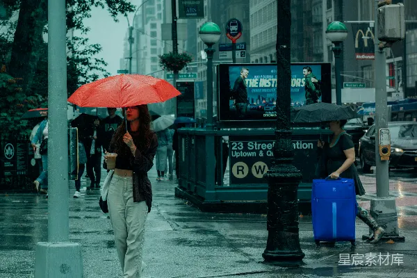 高清摄影 一个女人走在街上拿着雨伞