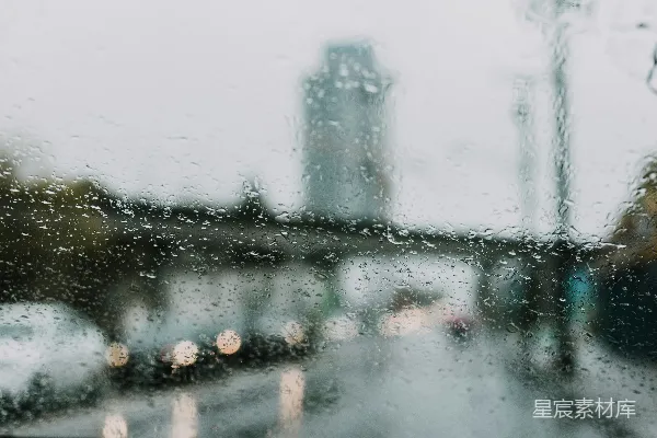 高清摄影 透过蒙上雨的窗户看去的一条街道