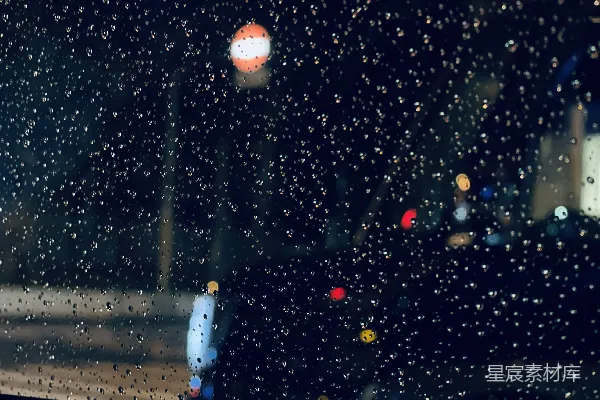 高清摄影 穿着蓝外套的人站在夜间的街道上