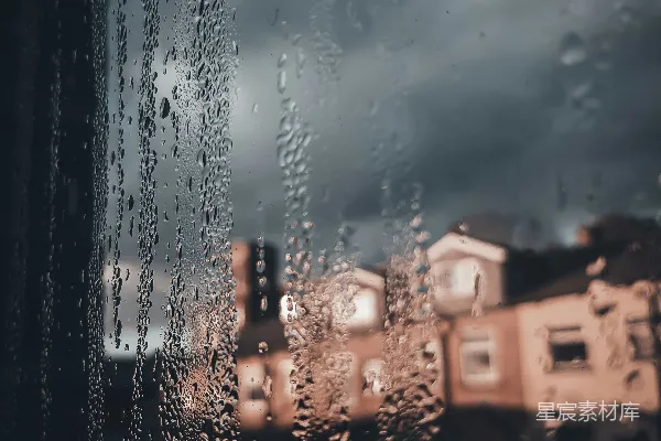 高清摄影 背景中有一幢建筑的窗户被雨水覆盖。